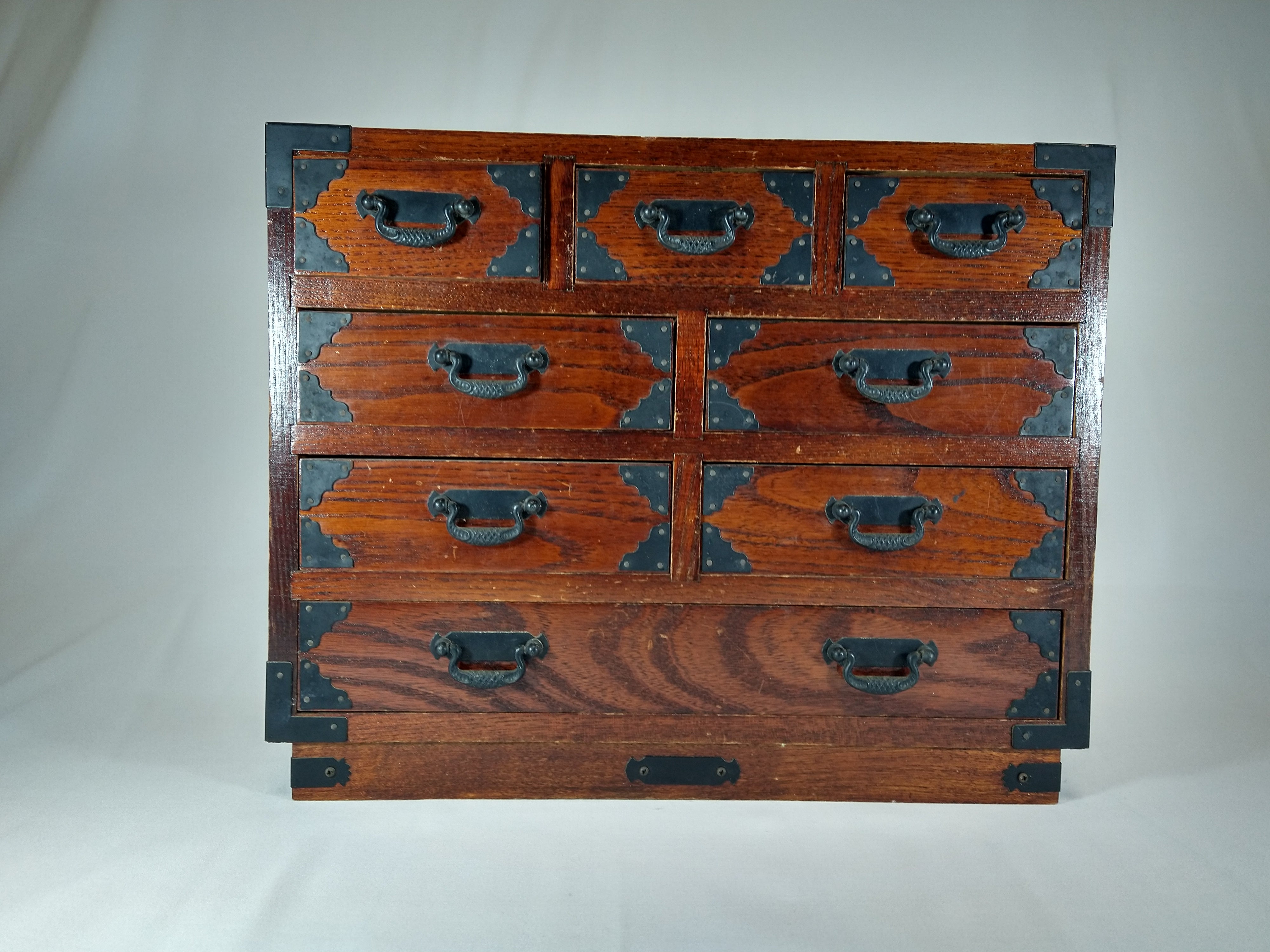 tansu (chest of drawers)