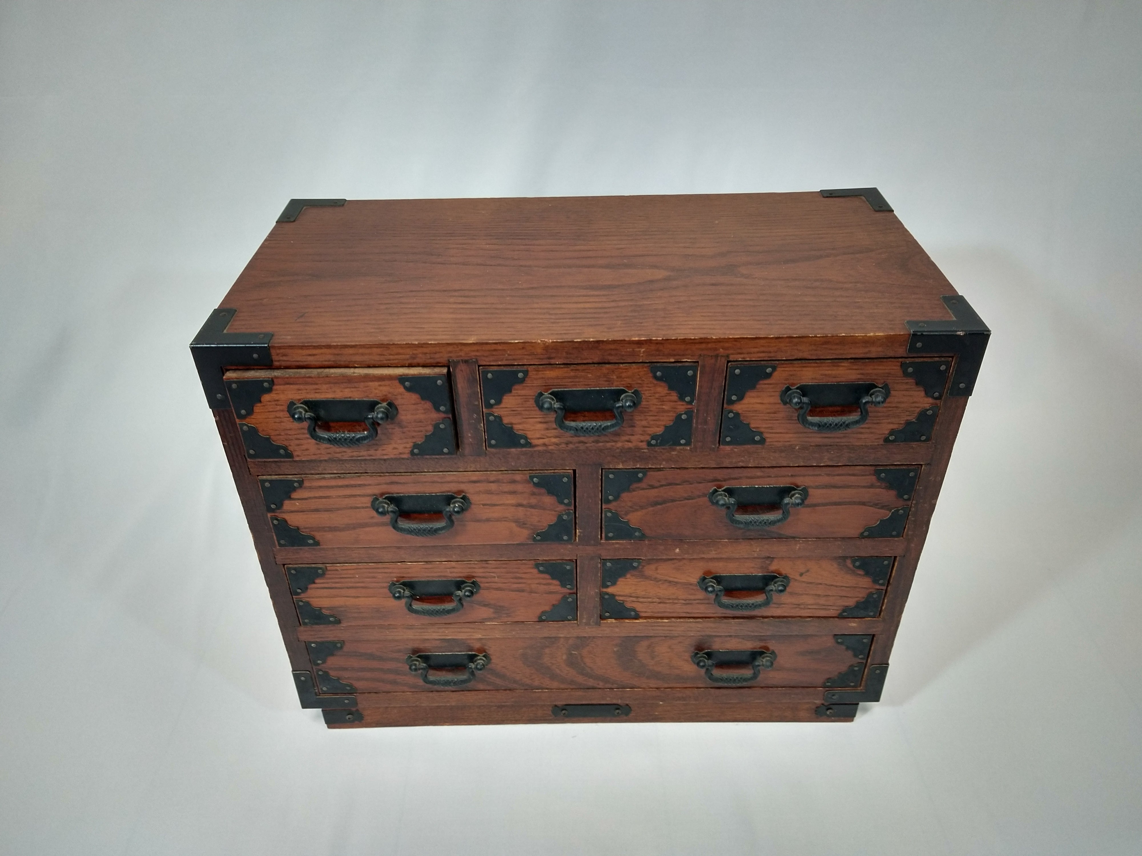 tansu (chest of drawers)